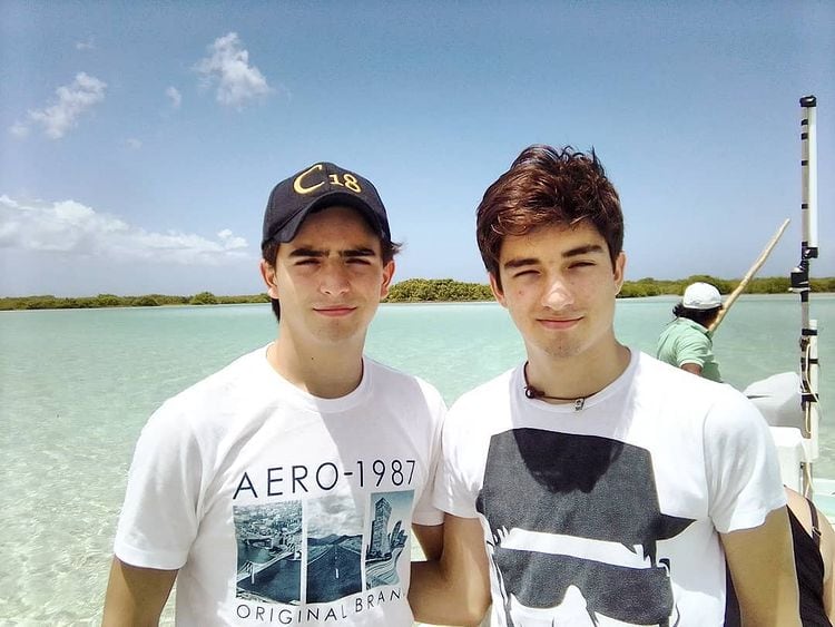Santiago de La Academia con su hermano Rodrigo.