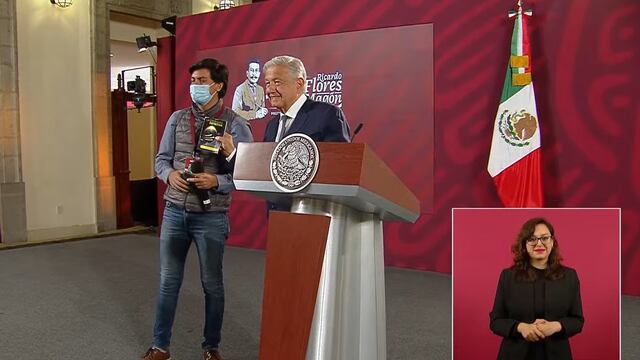 Regalan libro La esperanza definitiva a AMLO