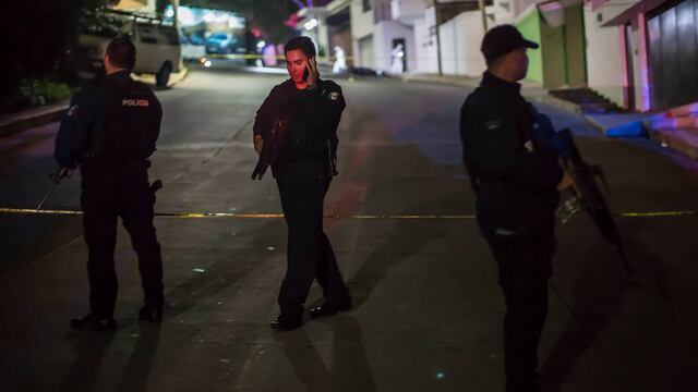 Policías municipales de Tehuacán fueron corridos a balazos de bar clandestino.