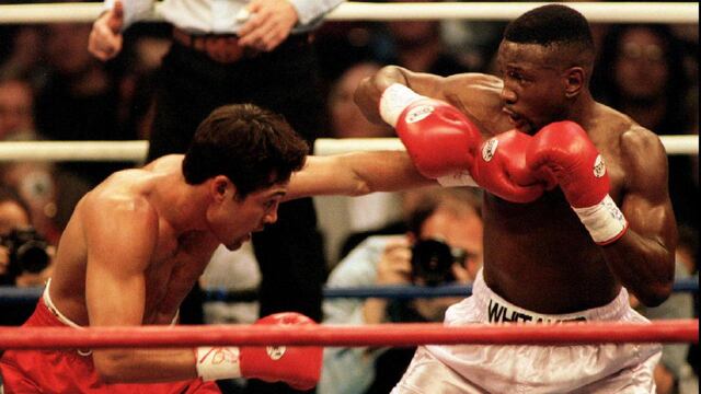Óscar de la Hoya y Pernell Whitaker durante la pelea por campeonato WBC Welterweight en Las Vegas, el 12 de abril de 1997.