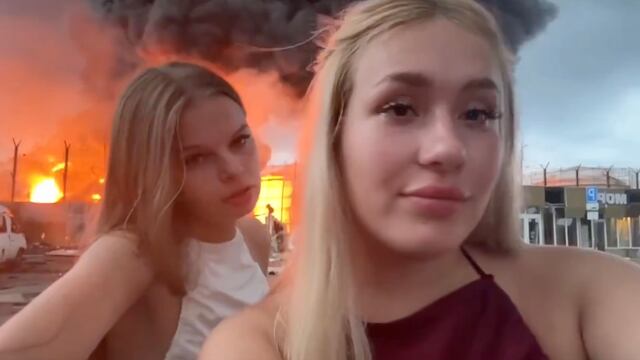 Jóvenes de Rusia posan frente a ataque de Ucrania y son detenidas