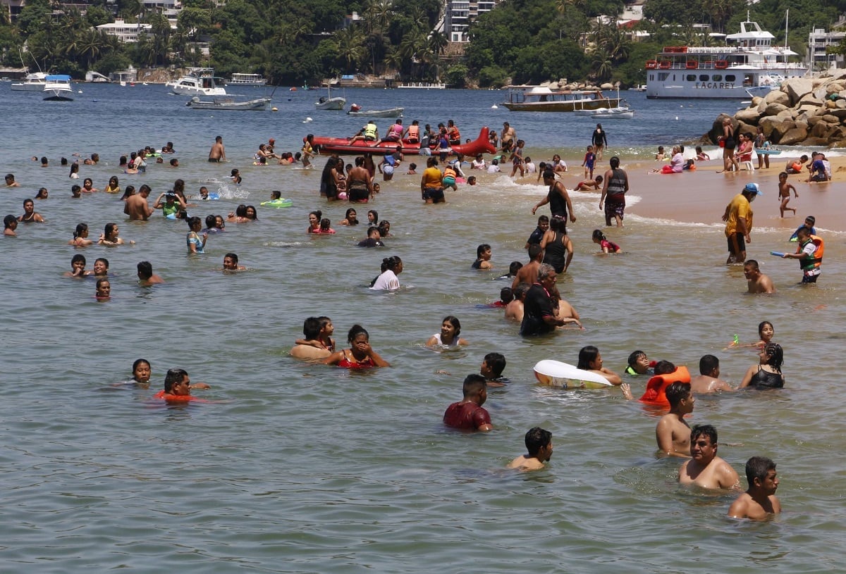 Playas de Acapulco lucen ocupadas pese a repunte de Covid-19