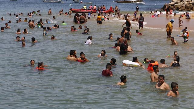 Playas de Acapulco lucen ocupadas pese a repunte de Covid-19