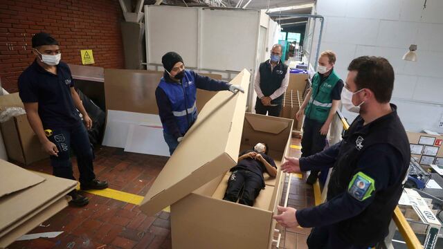 Crean cama que se convierte en ataúd