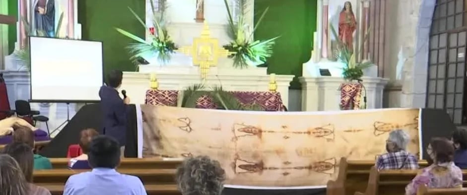 réplica de Sábana Santa es exhibida en iglesia de Saltillo