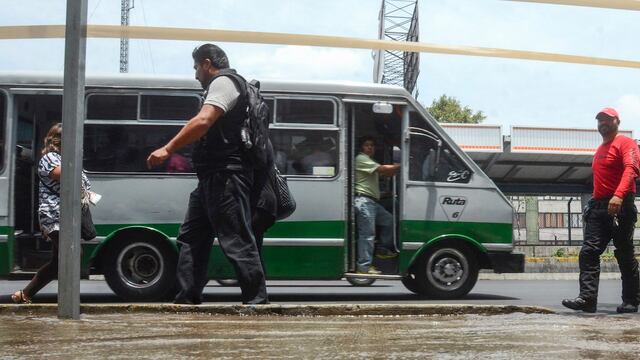 Matan 2 pasajeros en asalto de micro