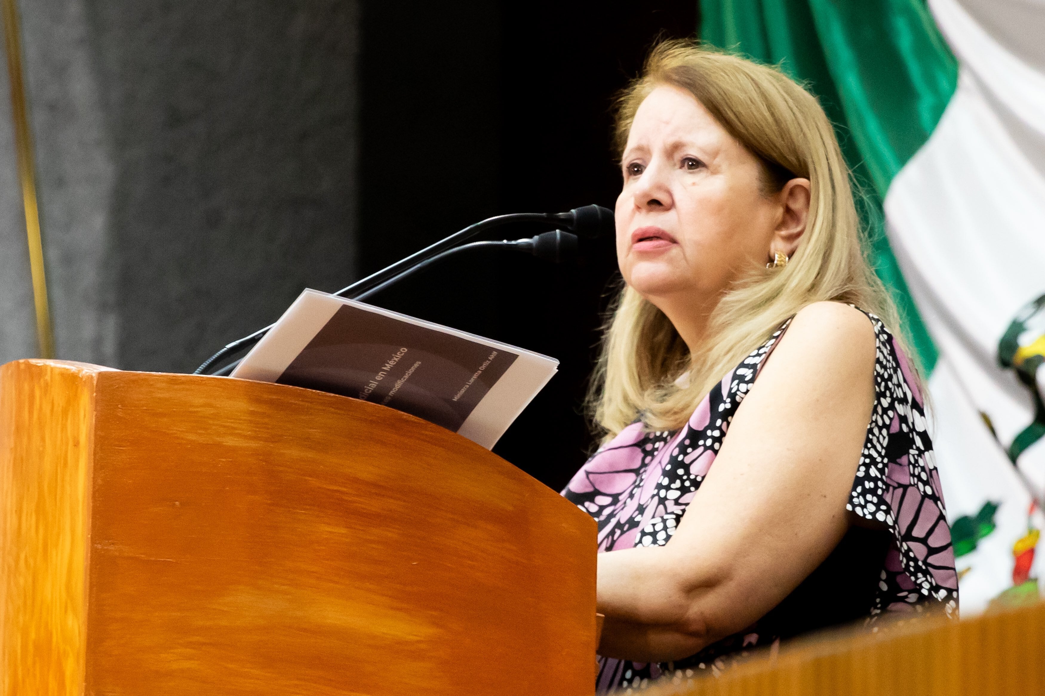 VIDEO: Avientan pastel a Loretta Ortiz