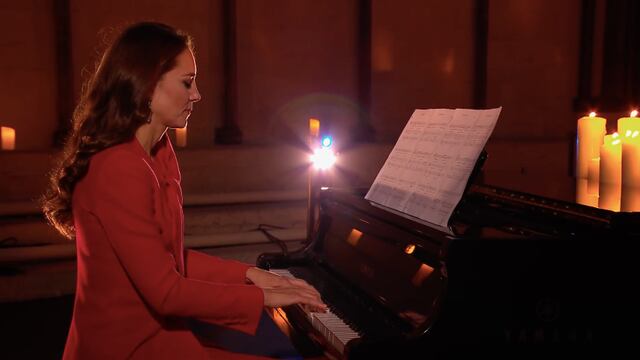 Kate Middleton sorprende tocando el piano en concierto de Navidad