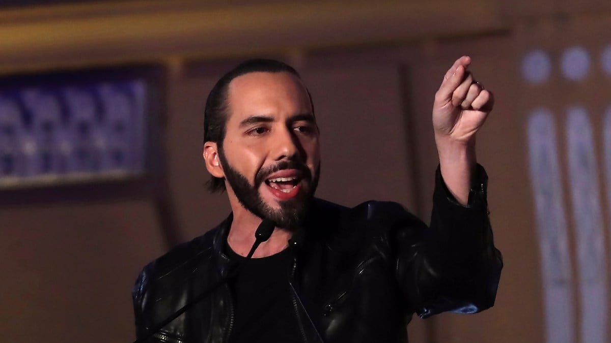 El Salvador invirtió millones en Bitcoin y su estrepitosa caída le afecta de manera especial