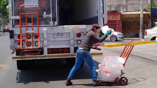 Un trabajador acomoda bolsas de hielo en un diablo en la alcaldía Iztapalapa
No restringida