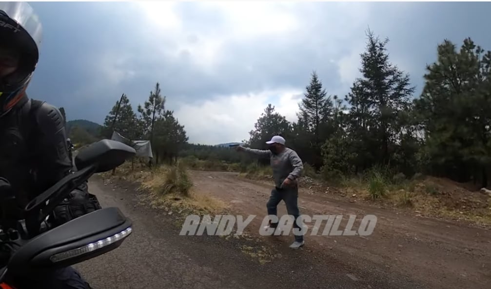 captura de video de asalto a un grupo de motociclistas en La Marquesa/ Andy Castillo