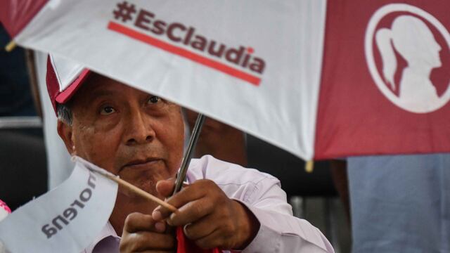 Simpatizante durante mitin de Claudia Sheinbaum, candidata a la presidencia por la coalición "Sigamos Haciendo Historia"