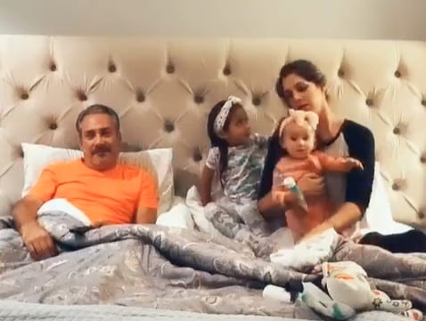 Juan José Chimal y Natalia Alcocer con sus hijas.