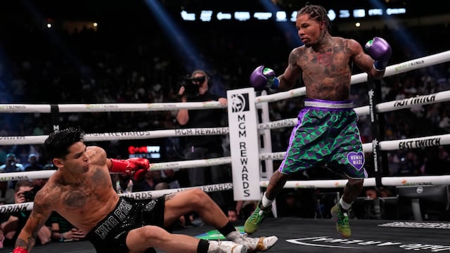 Gervonta Davis noqueó a Ryan García en el séptimo asalto en Las Vegas, Nevada.