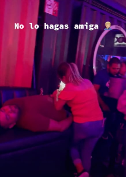 Le revisa el celular a novio borracho