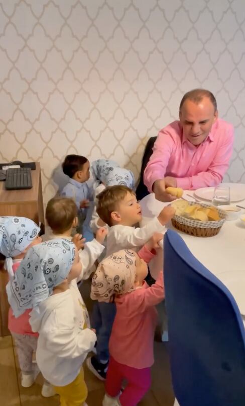 Galip Ozturk conviviendo con sus hijos.