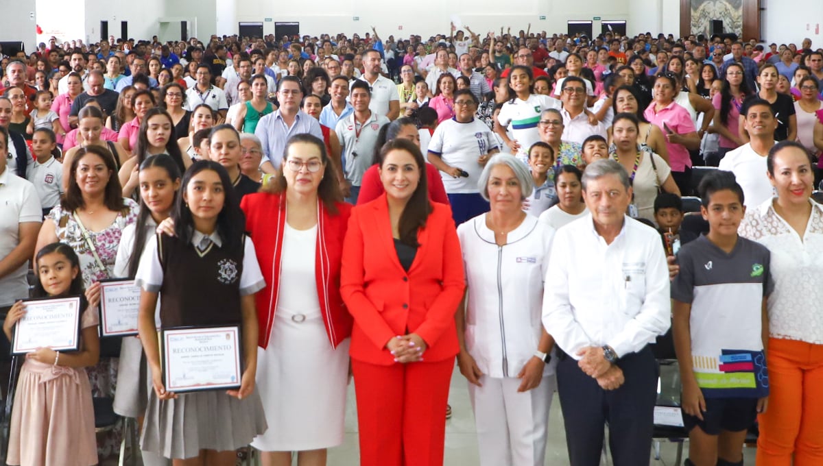 Tere Jiménez encabeza entrega de becas