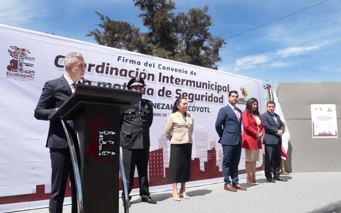Fernando Vilchis en la firma de acuerdo entre Ecatepec y Nezahualcóyotl