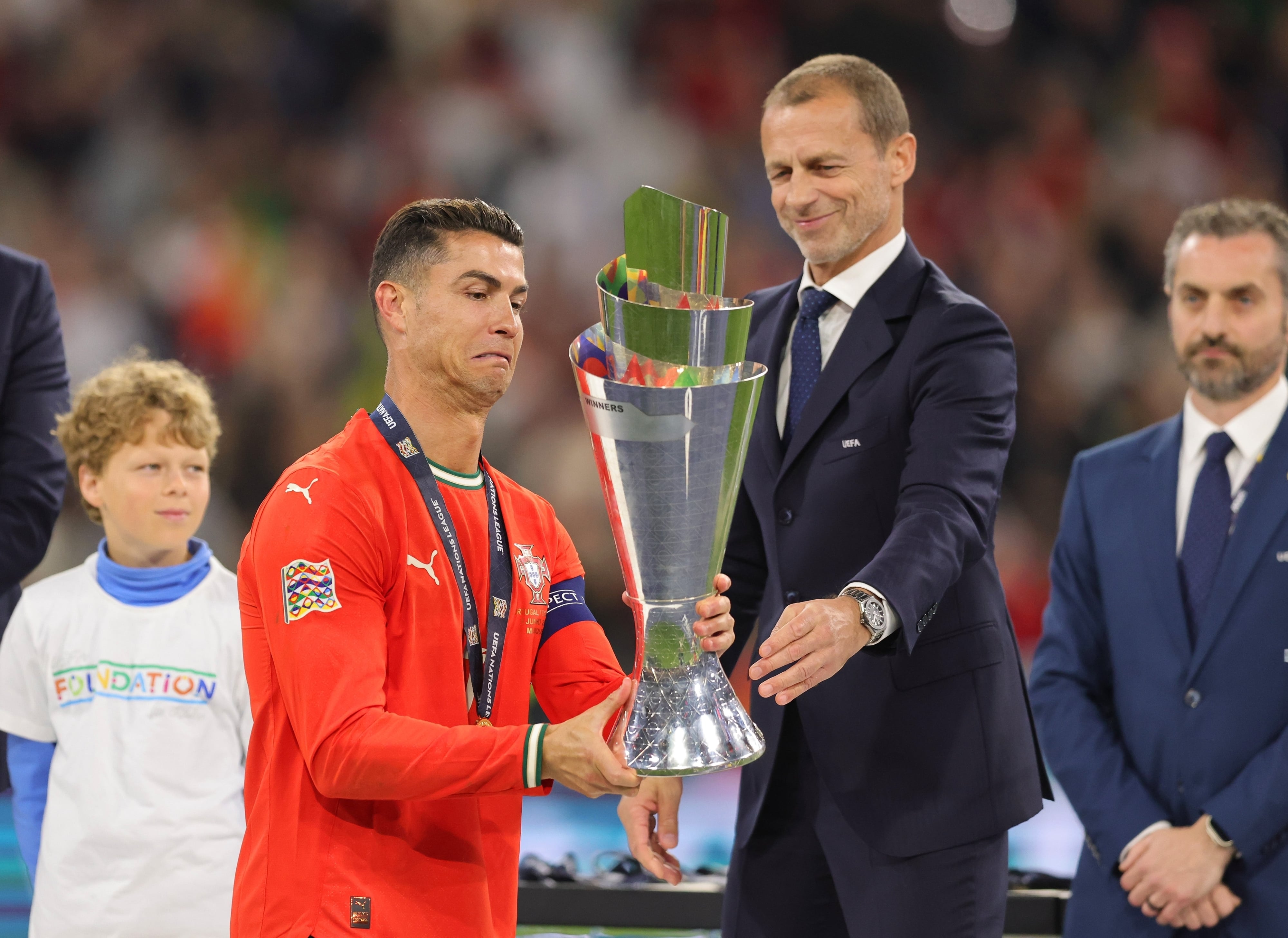 Ceferin entregando el trofeo de Nations League a Cristiano Ronaldo