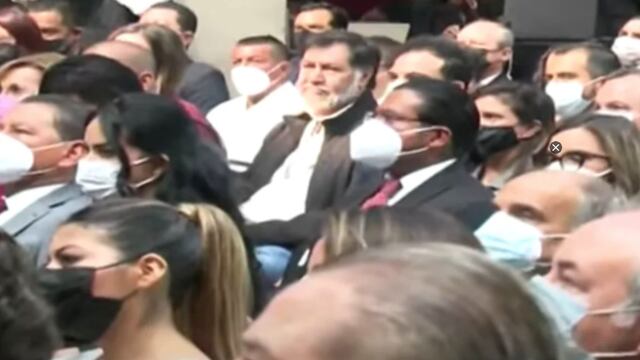 Noroña rodeado de personas, sin cubrebocas.