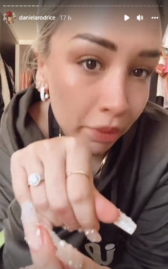 Daniela Rodrice presume su anillo de compromiso.