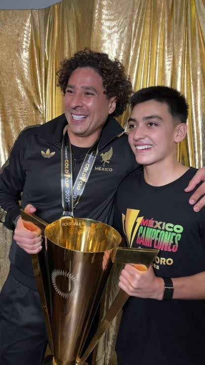 Gilberto Mora felicita a Guillermo Ochoa por su cumpleaños