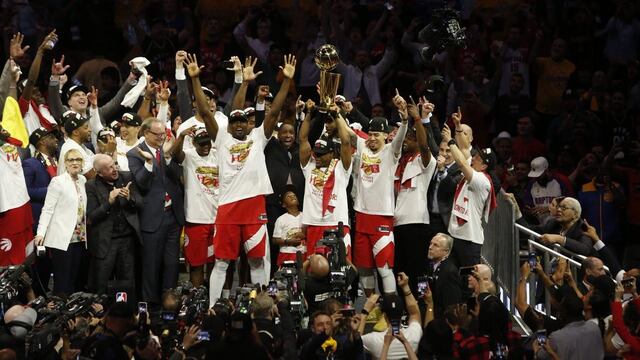 Raptors festejan su campeonato.