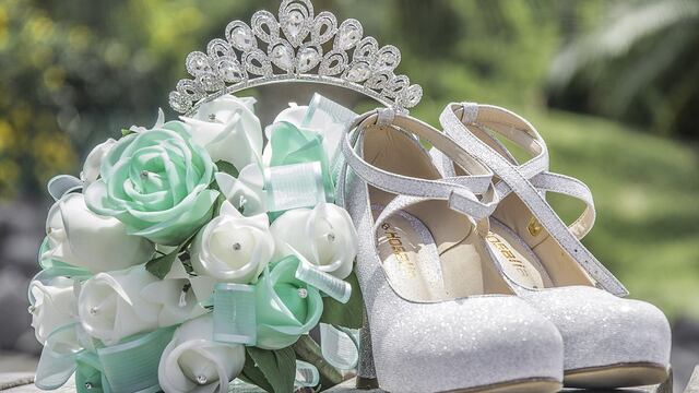 Quinceañera muere en su fiesta tras chocar con un cristal.