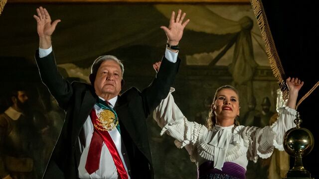 El presidente Andrés Manuel López Obrador en compañía de Beatriz Gutiérrez Müller, encabezaron el grito de Independencia