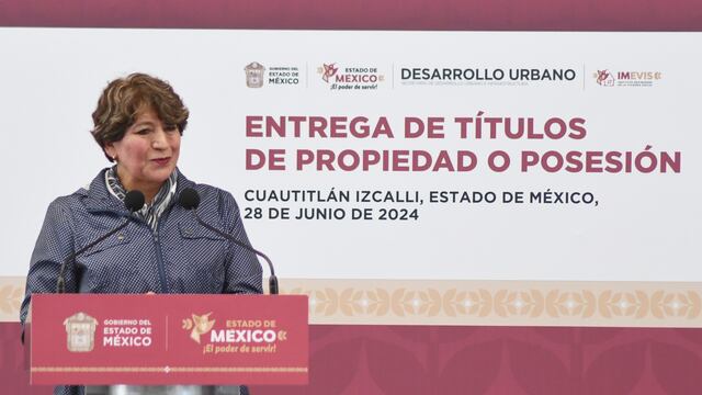 Delfina Gómez entrega títulos de propiedad en Edomex