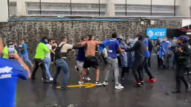 Los aficionados del Cruz Azul protagonizaron una pelea campal dentro del Estadio Azteca.