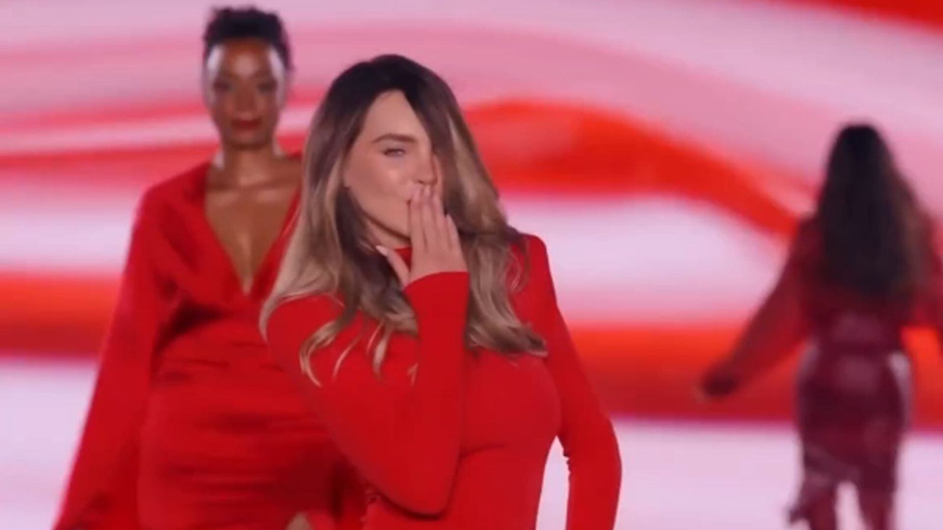 Belinda se cae en desfile de Paris Fashion Week