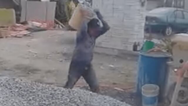 Albañil ciego trabaja en una construcción en Tlaxcala.