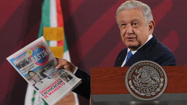 Andrés Manuel López Obrador, presidente de México, muestra la portada de un periódico donde Claudia Sheinbaum sale en la portada