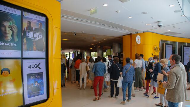 Gente en el cine de París