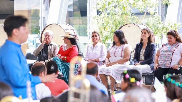 Evelyn Salgado entrega instrumentos musicales en Guerrero