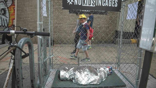 Maniquíes en jaulas