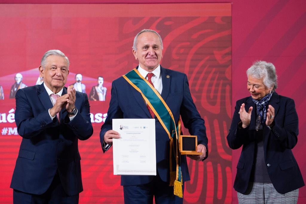 Seade recibe la medalla