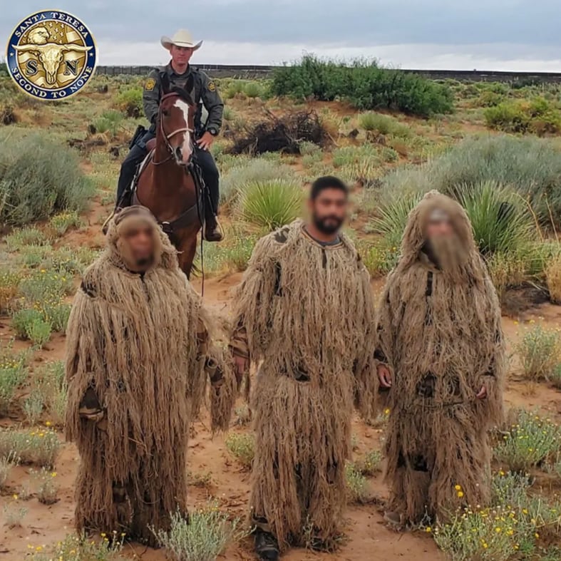 Migrantes camuflados como ‘Chewbacca’
