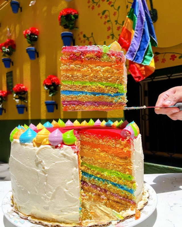 Pastel Pride de Tres Abejas