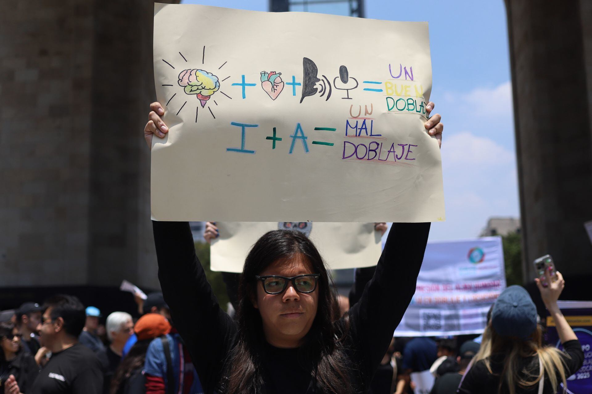 Actores de doblaje en México protestan contra el uso de inteligencia artificial y falta de regulación