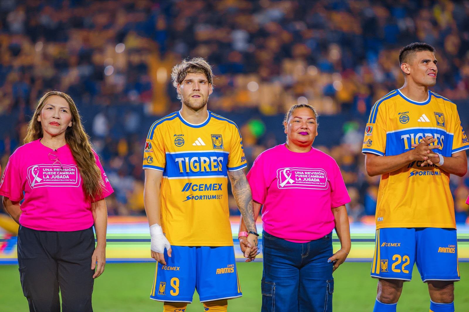 Tigres reconoce a sobrevivientes de cáncer de mama