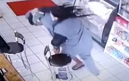 Le da paliza al hombre que la toqueteó