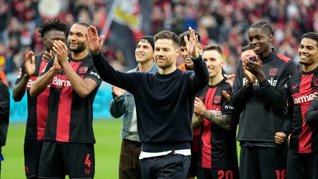 Xabi Alonso y jugadores del Bayer Leverkusen