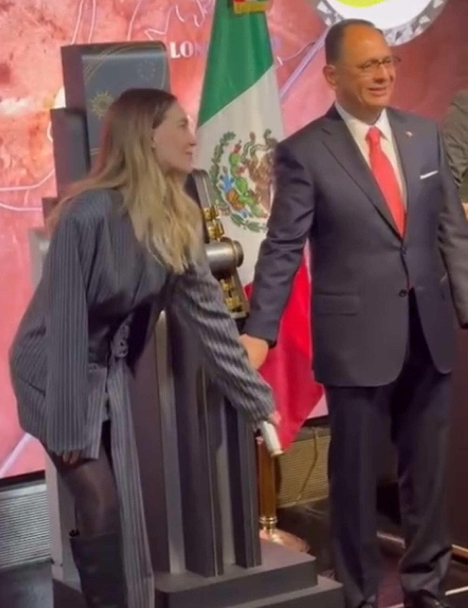 Belinda encendiendo las luces del Empire State en Nueva York.