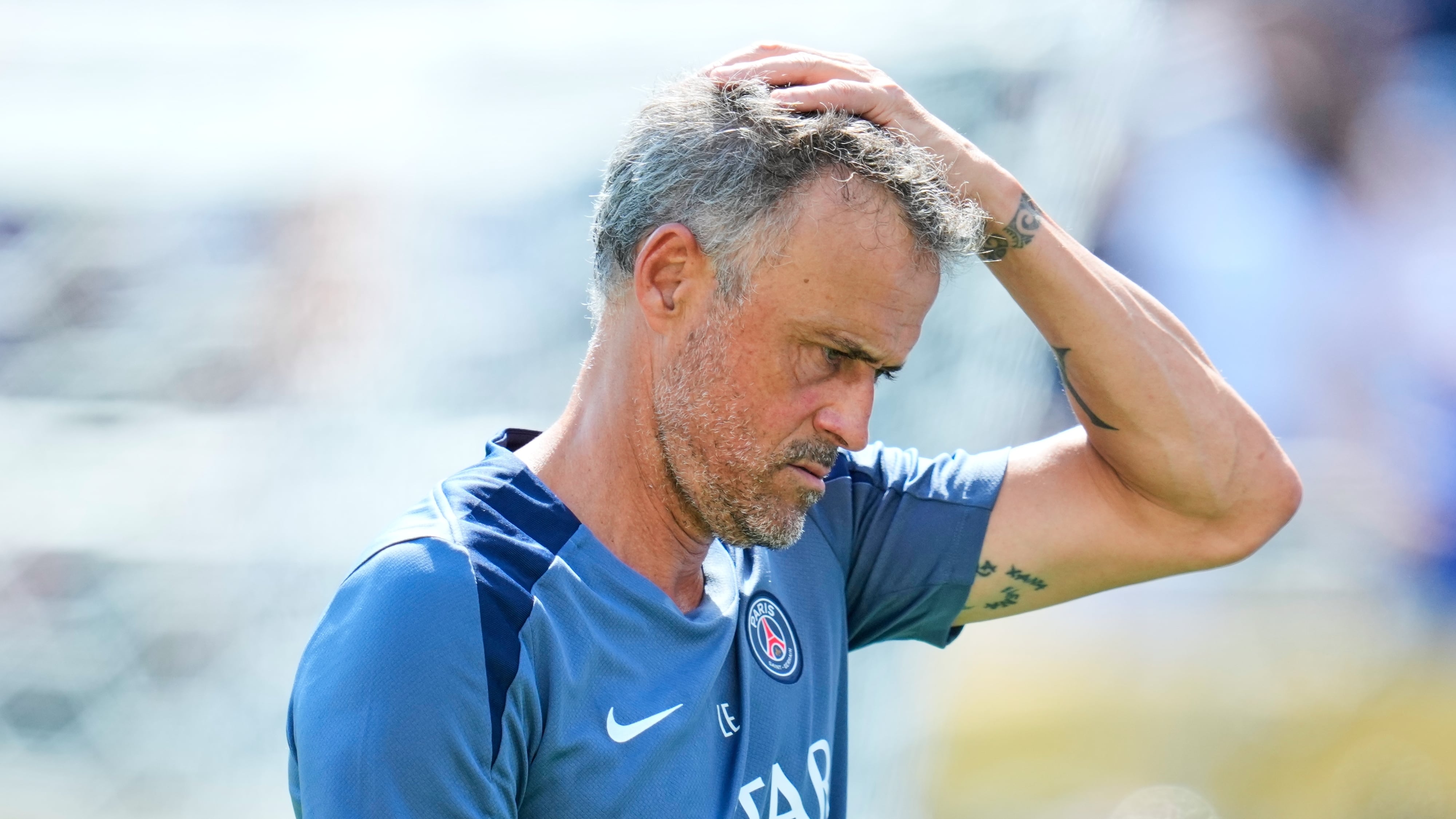 ¡A urgencias! Luis Enrique sufrió accidente en bicicleta y tuvo que visitar el hospital para ser intervenido quirúrgicamente