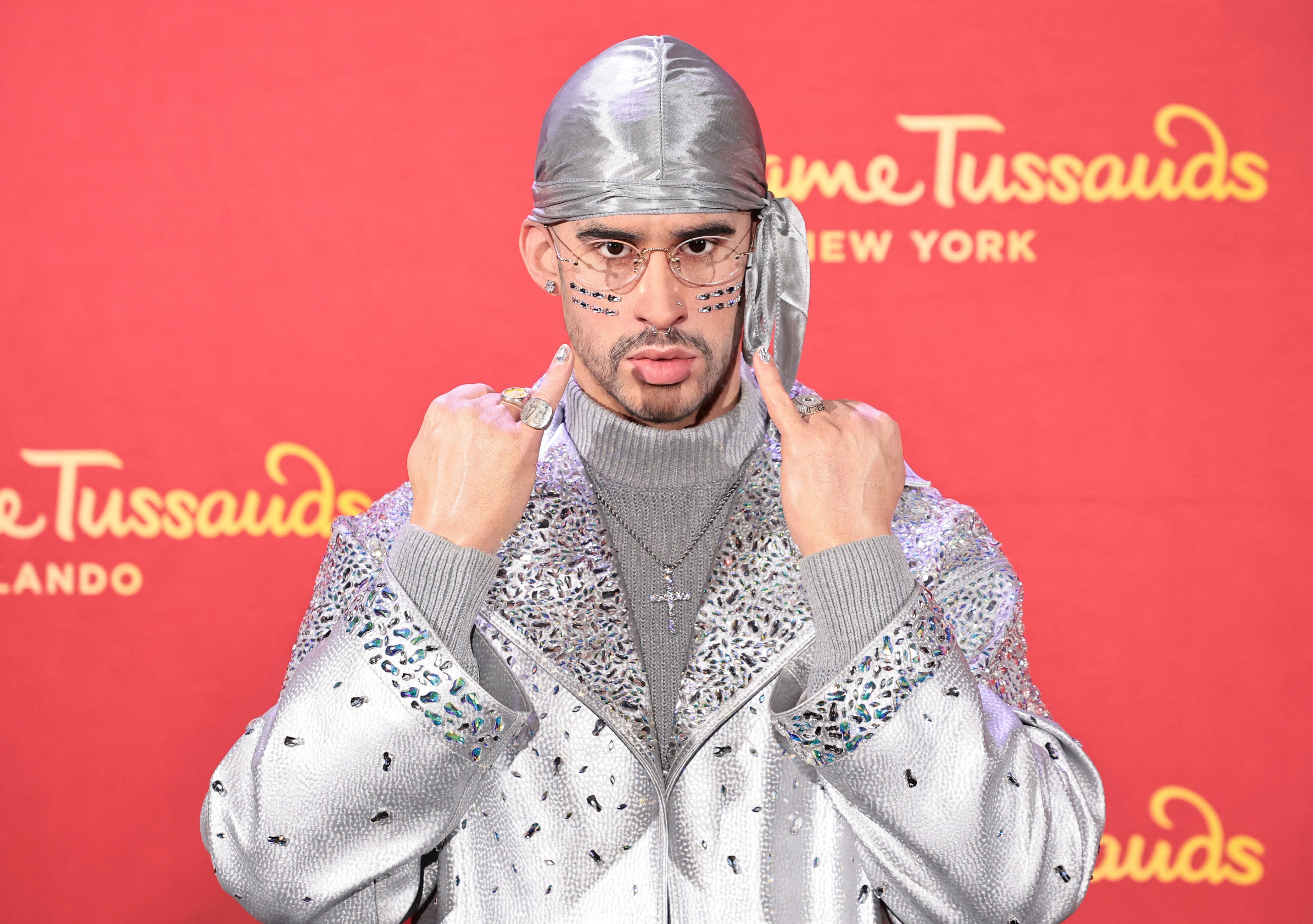 Bad Bunny y sus estatuas de cera en el museo Madame Tussauds.
