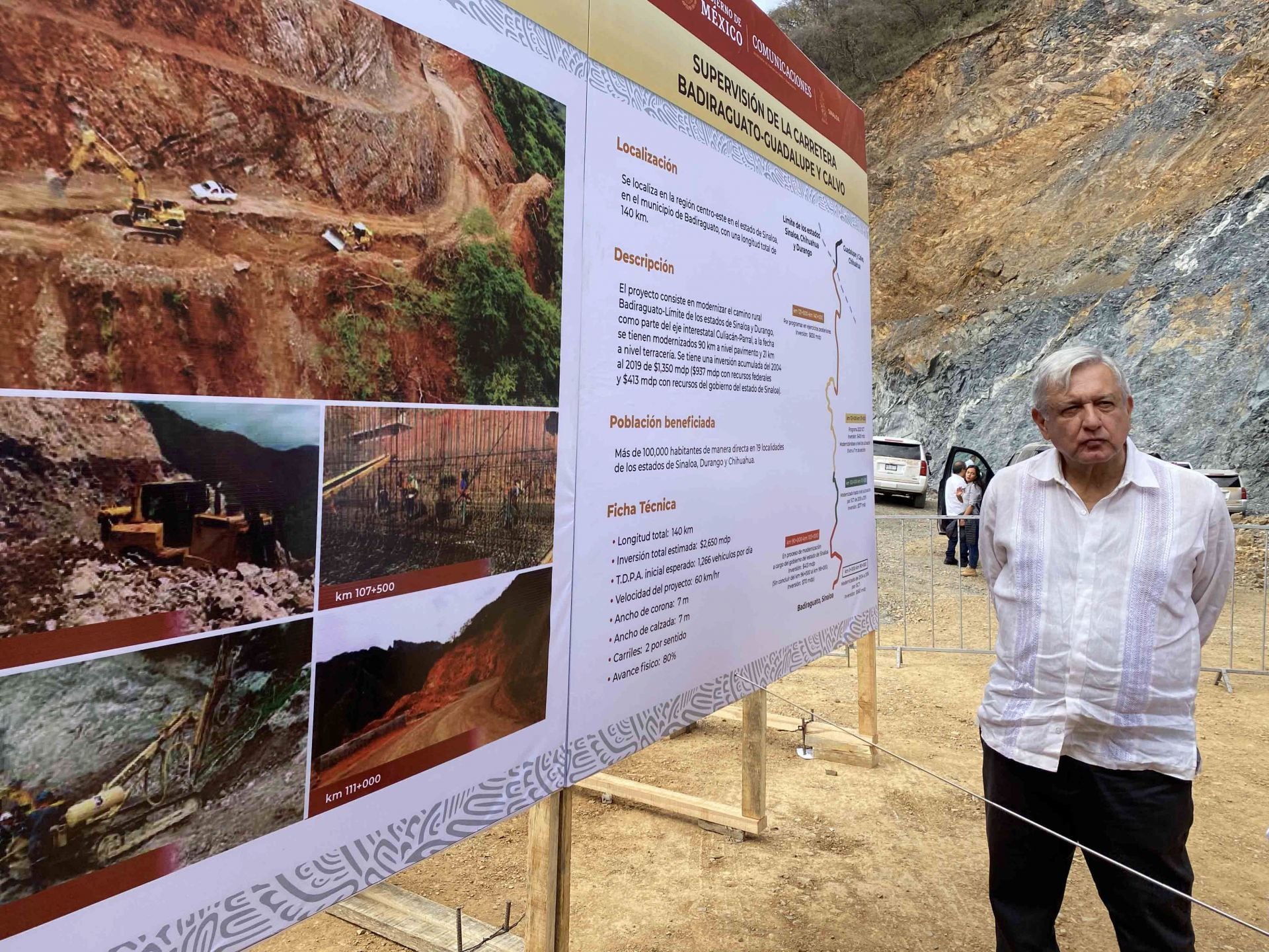 AMLO en la carretera Badigaruato-Guadalupe y Calvo