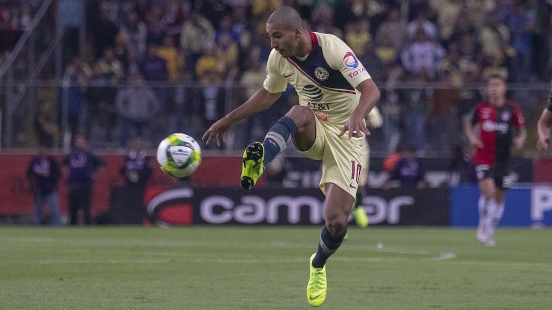 Cecilio Domínguez recibe la pelota.