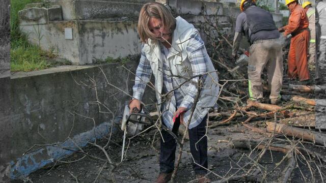 Xóchitl Gálvez realizó diversas tareas de limpieza junto con las cuadrillas de limpia, poda y servicios, reiterando con ello su compromiso de seguir limpiando la delegación, desazolvando, bacheando y mejorando el tema hidráulico.